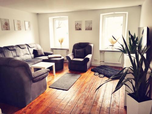 sala de estar con sofá y 2 sillas en Ferienhaus VioLin en Traben-Trarbach