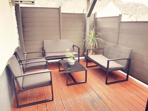 eine Terrasse mit 2 Stühlen und einem Tisch auf einer Terrasse in der Unterkunft Ferienhaus VioLin in Traben-Trarbach