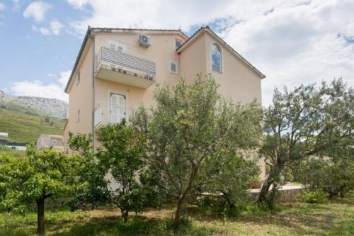 Spacious Top Floor Apartment with 3 BDR & Balconies