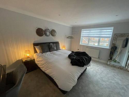 Un dormitorio con una cama grande y una ventana en Large Lytham Home - The Birds View by Holiday Heim en Lytham St Annes