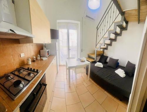 una camera con letto e una cucina con scala di Casa Imbriani Napoli a Napoli