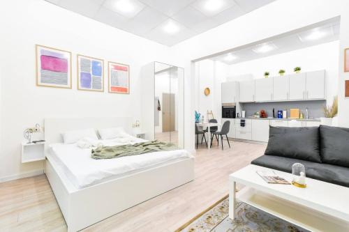 索非亞的住宿－Stunning Duplex Condo In City Center For 2 Couples，白色卧室配有床和沙发