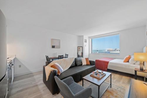 ein Wohnzimmer mit einem Sofa und einem Tisch in der Unterkunft Sleep 4 Stylish Boardwalk CozySuites Studio in Atlantic City