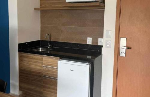 - une cuisine avec un évier et un comptoir dans l'établissement São Pedro Thermas Resort, 