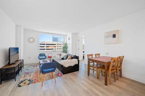 Televisyen dan/atau pusat hiburan di 2BR 3BA Condo between Hard Rock and Ocean Casino