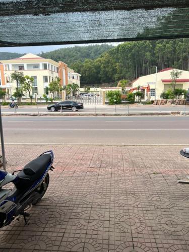 een motorfiets geparkeerd aan de kant van een straat bij Nhà Trọ Sam Silk in Quy Nhon