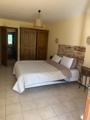 een slaapkamer met een groot bed in een kamer bij Hostellerie la Fuste N 17 in Valensole