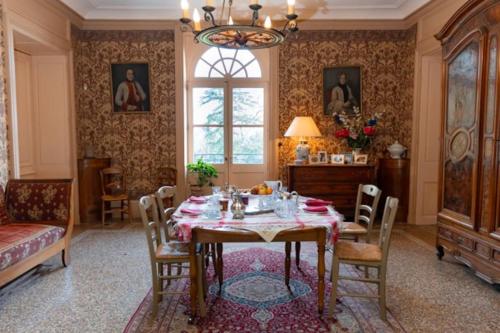 comedor con mesa y sillas en gîte ou chambres d'hôtes au château de Montclair, en Pommiers