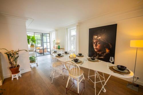 uma sala de jantar com uma grande pintura na parede em Fabulous 4 Bedroom Villa (KS-10) em Eindhoven