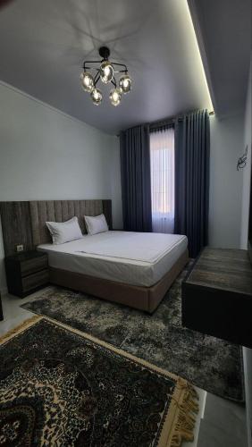 een slaapkamer met een groot bed en een raam bij APARTMENT SILVER HOUSE in Samarkand