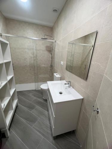 een badkamer met een toilet, een wastafel en een douche bij Apartamentos BEACHYDAYS Metrópolis A in Torremolinos