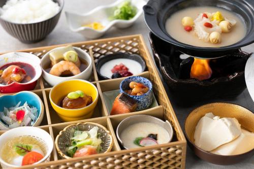 uma bandeja de diferentes tipos de alimentos sobre uma mesa em KAMENOI HOTEL Hikone em Hikone