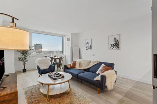 ein Wohnzimmer mit Sofa und Tisch in der Unterkunft Sleep 6 Bold 1BR 2BA Beachfront by CozySuites in Atlantic City