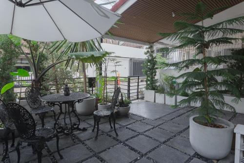 a patio with a table and chairs and plants at Private house 4bedrooms at Thonglor 4bath5toilet 10people in Bangkok