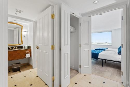Postel nebo postele na pokoji v ubytování 2BR 3BA Condo On The Boardwalk CozySuites