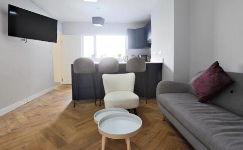 sala de estar con sofá y mesa en 2 Bed City Centre Apartment en Dublín