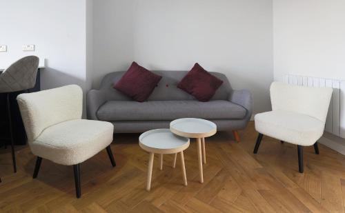 sala de estar con sofá, 2 sillas y mesa en 2 Bed City Centre Apartment en Dublín