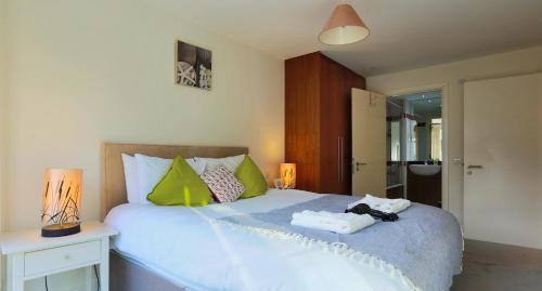 1 dormitorio con 1 cama con 2 toallas en Large Bright Apartment by Dun Laoghaire Harbour en Dublín