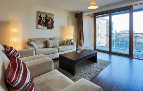 Een zitgedeelte bij Large Bright Apartment by Dun Laoghaire Harbour