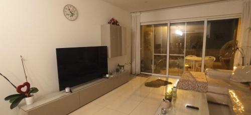 salon z dużym telewizorem z płaskim ekranem w obiekcie Luxury Waterfront Apartment w mieście Mellieħa