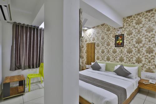 En eller flere senge i et værelse på HOTEL SHALIGRAM