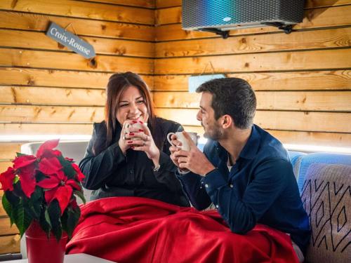 Ein Mann und eine Frau sitzen und trinken Wein. in der Unterkunft ibis Lyon Gare Part Dieu in Lyon