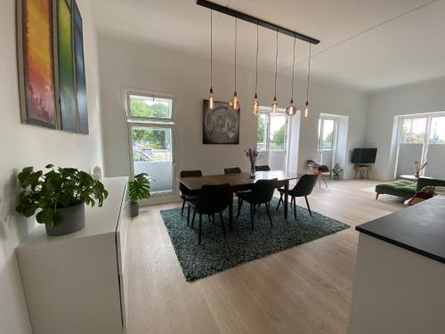 - une salle à manger et un salon avec une table et des chaises dans l'établissement ApartmentInCopenhagen Apartment 1460, à Copenhague