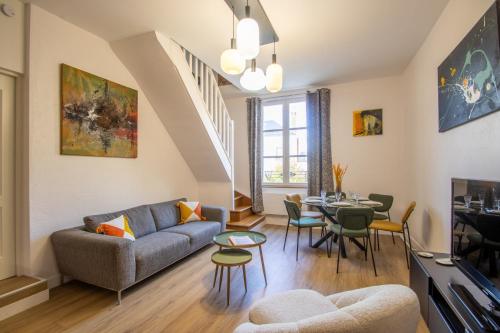 un salon avec un canapé et une table dans l'établissement Home de Vitruve, à Amboise