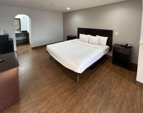 Una cama o camas en una habitación de Motel 6 Denham Springs, LA