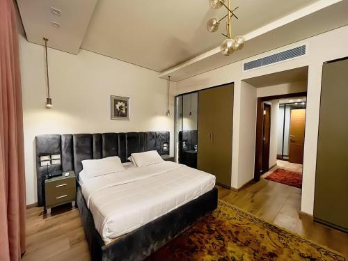 um quarto com uma grande cama branca num quarto em فيلا فندقية بالشيخ زايد em Sheikh Zayed