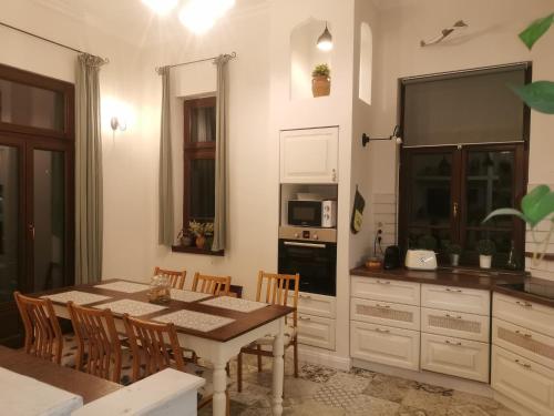 Una cocina o cocineta en Kúria apartman with private jacuzzi and pool