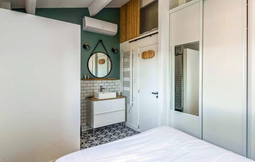 - une petite salle de bains avec un lit et un miroir dans l'établissement Mazet VI - Golfe de Saint-Tropez, à Gassin