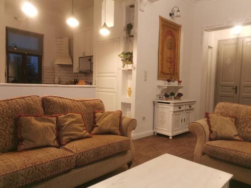 Un lugar para sentarse en Kúria apartman with private jacuzzi and pool