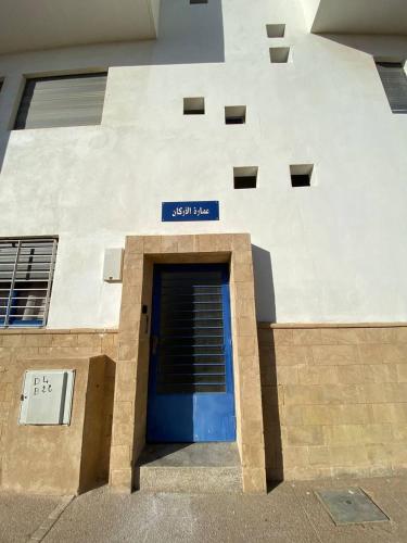 a building with a blue door and a sign on it at MAMA,3 min à la plage10 min à la médina in Essaouira