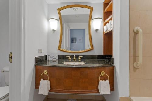 y baño con lavabo y espejo. en Boardwalk CozySuites Condo w kitchen 51, en Atlantic City