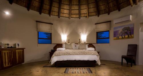 Кровать или кровати в номере Mopane Bush Lodge