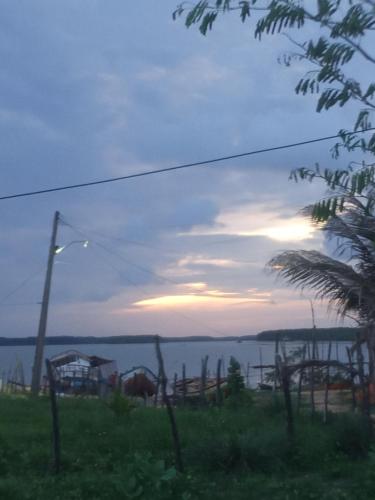 una vista sull'oceano con un tramonto sullo sfondo di Aloha LC Hostel a Luis Correia