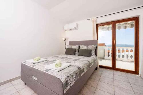 um quarto com uma cama e vista para o oceano em Apartments in Crikvenica 45899 em Crikvenica