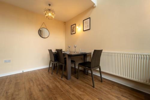 a dining room with a table and chairs at Luxury 2 Bed Apartment – Near Heathrow, Legoland, Windsor Slough in Slough