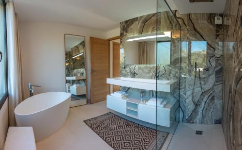 une salle de bain avec une baignoire, des toilettes et un lavabo dans l'établissement Villa Horizon 5* Piscine Jacuzzi, à Gémenos