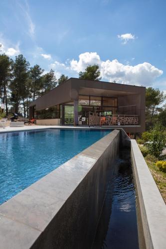 une piscine devant une maison dans l'établissement Villa Horizon 5* Piscine Jacuzzi, à Gémenos