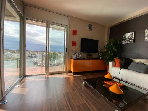 Vue Panoramique sur la Mediterrannée, appartement sur canal & proche plage