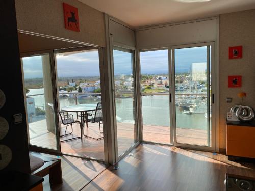 Vue Panoramique sur la Mediterrannée, appartement sur canal & proche plage