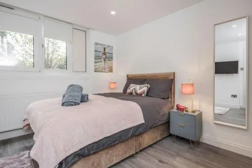 Lovely 2-Bedroom Condo With Balcony and Park View