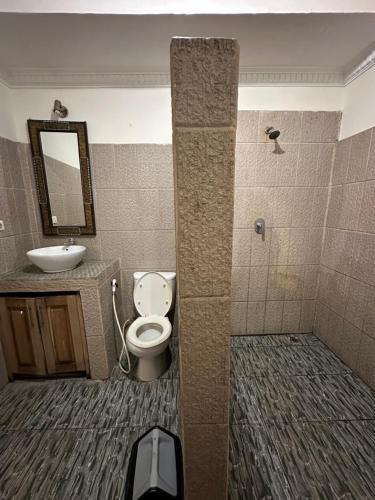 吉利特拉旺安的住宿－James Bungalow，一间带卫生间和水槽的浴室