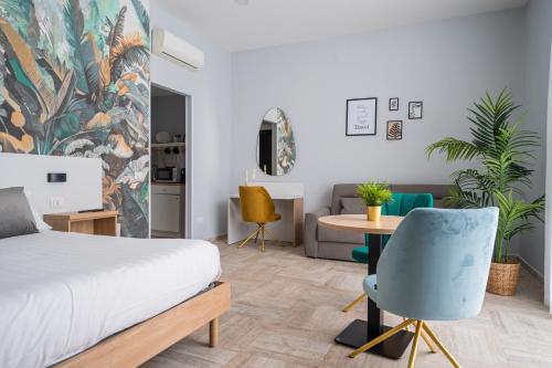 Schlafzimmer mit einem Bett, einem Tisch und Stühlen in der Unterkunft Pontenuovo Bed in Neapel