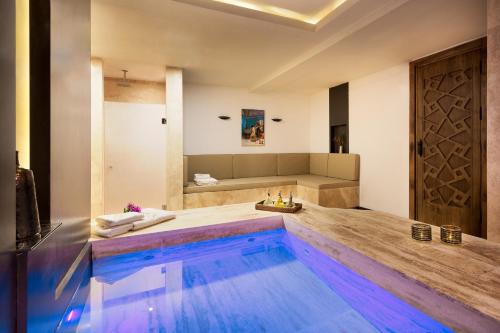 Postel nebo postele na pokoji v ubytování Le Meridien Bodrum Beach Resort