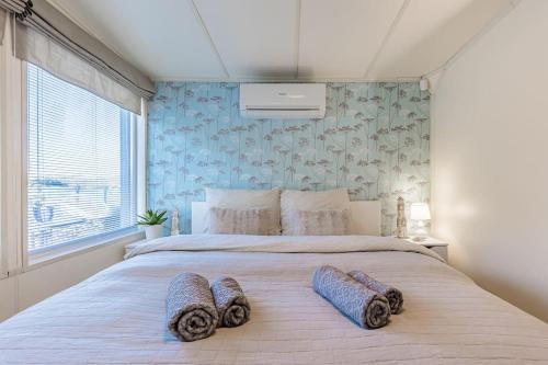 Postel nebo postele na pokoji v ubytování Očarujúci Houseboat na Dunaji