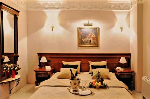 - une chambre avec un grand lit et 2 tables de chevet dans l'établissement HOTELS ELSA, à Skopje