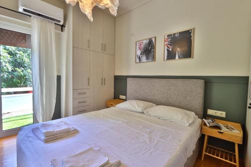 Cosy Glyfada Apartment Near the Sea with Parking and Workspace
